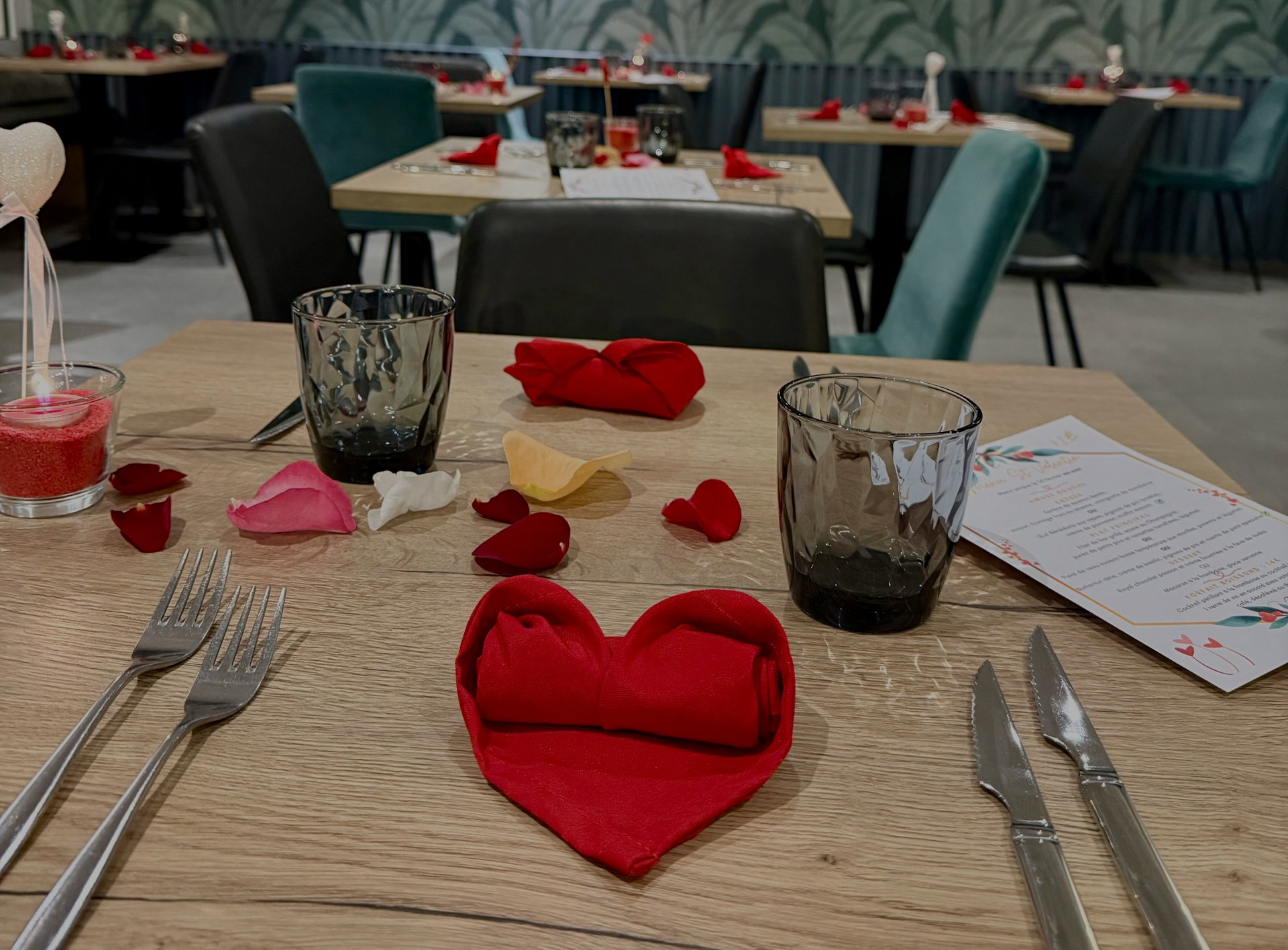 Dressage de table de Saint-Valentin.