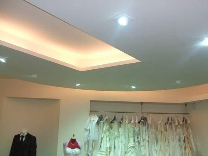 contro soffitto in cartongesso in un negozio