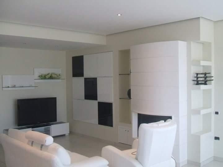 salotto con elementi di arredo moderni