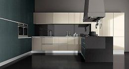una cucina completa di elettrodomestici
