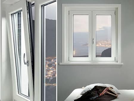 Vista affiancata di una finestra bianca a doppia funzione con apertura a vasistas e a battente, mostrata sia in posizione aperta che completamente chiusa all'interno di una stanza.