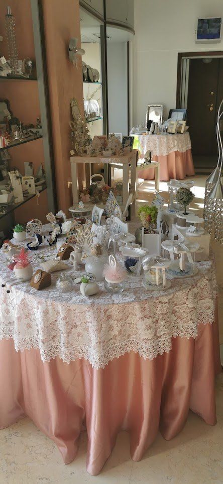 tavolo con bomboniere