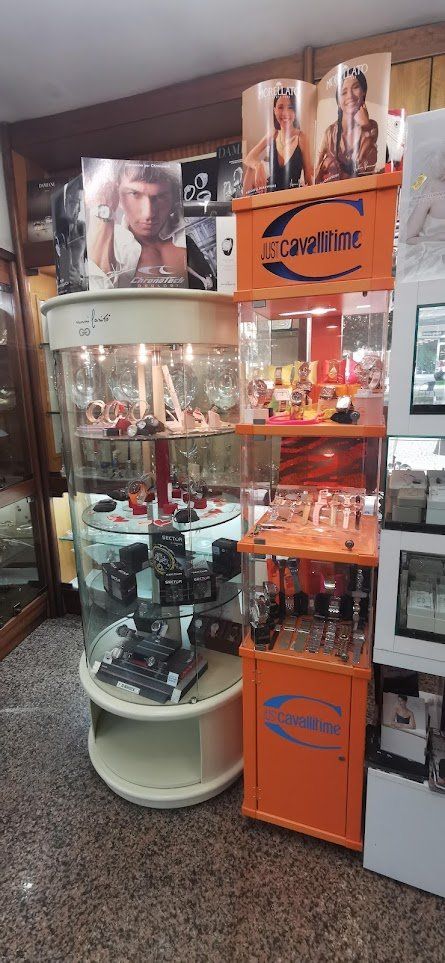 esposizione collane e orecchni