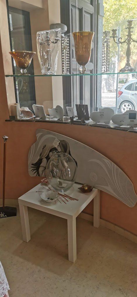 tavolino con soprammobili