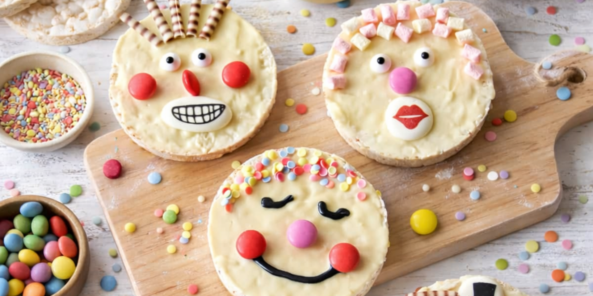 Reiswaffeln dekoriert mit Schokolade und Streuseln für Feste oder Fasching