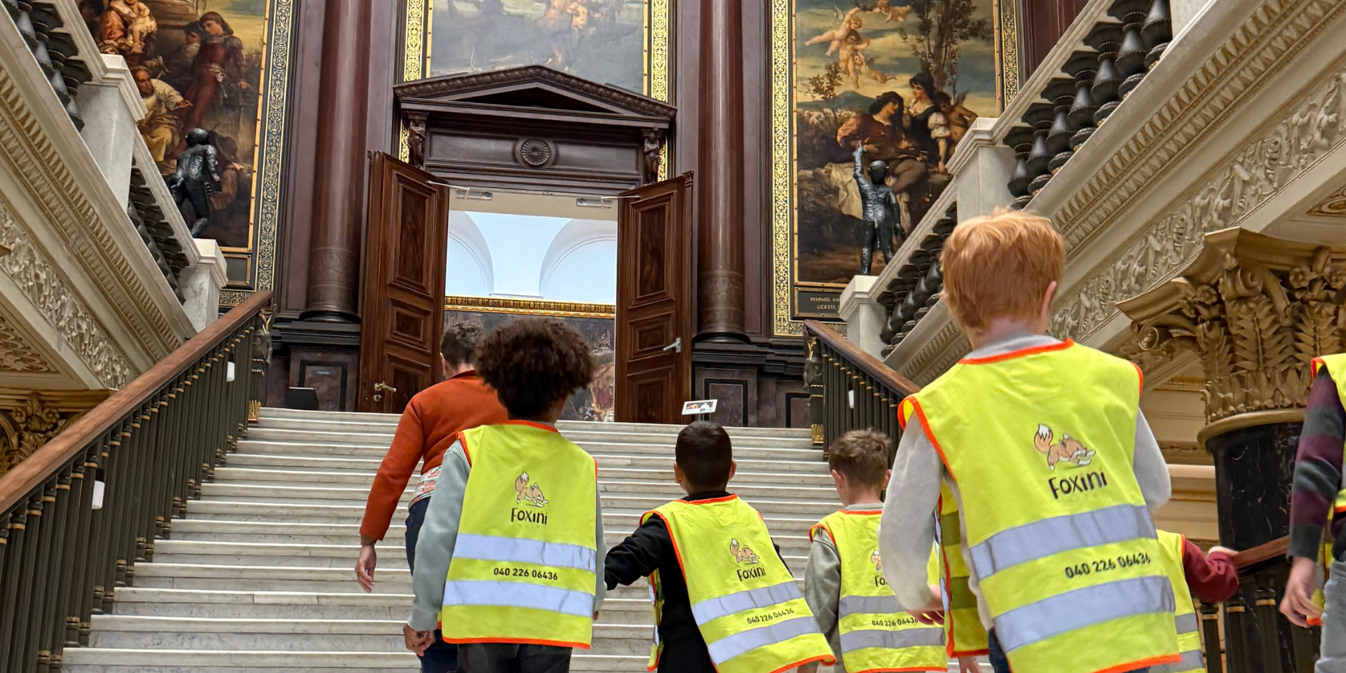 Vorschulkinder gestalten Kunstwerke nach dem Besuch der Kunsthalle mit verschiedenen Materialien