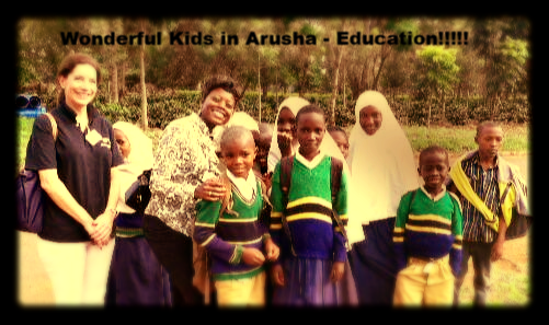 Eine Gruppe von Kindern posiert für ein Foto und die Bildunterschrift lautet: Wunderbare Kinder in Arusha-Bildung