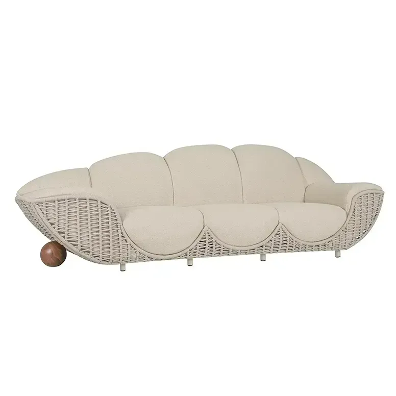 Sofá para área externa com estrutura de madeira, almofadas e travesseiros brancos.