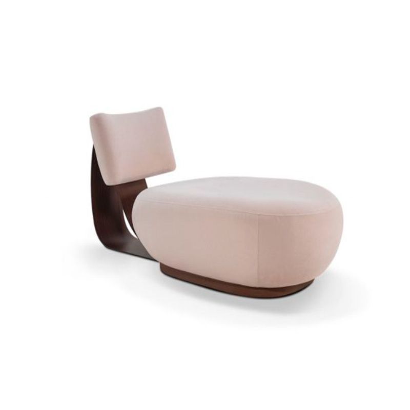 Chaise longue estofada em rosa com encosto curvo em madeira escura.
