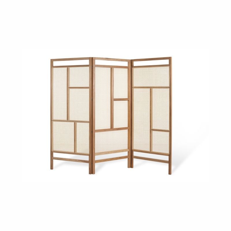 Divisória de ambiente de madeira com três painéis trançados. Estrutura marrom, trama bege.