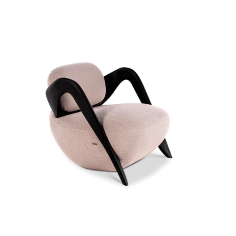 Poltrona estofada rosa com braços curvos de madeira preta.