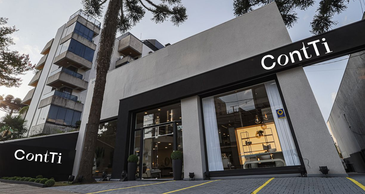 Fachada do edifício ContiTi com o logotipo da empresa em destaque acima da entrada. Arquitetura moderna, fachada de vidro.