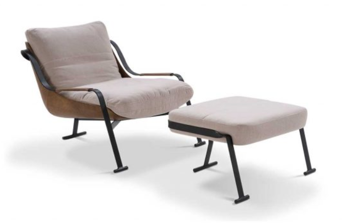 Poltrona bege e pufe combinando com estrutura de metal preto sobre fundo branco.