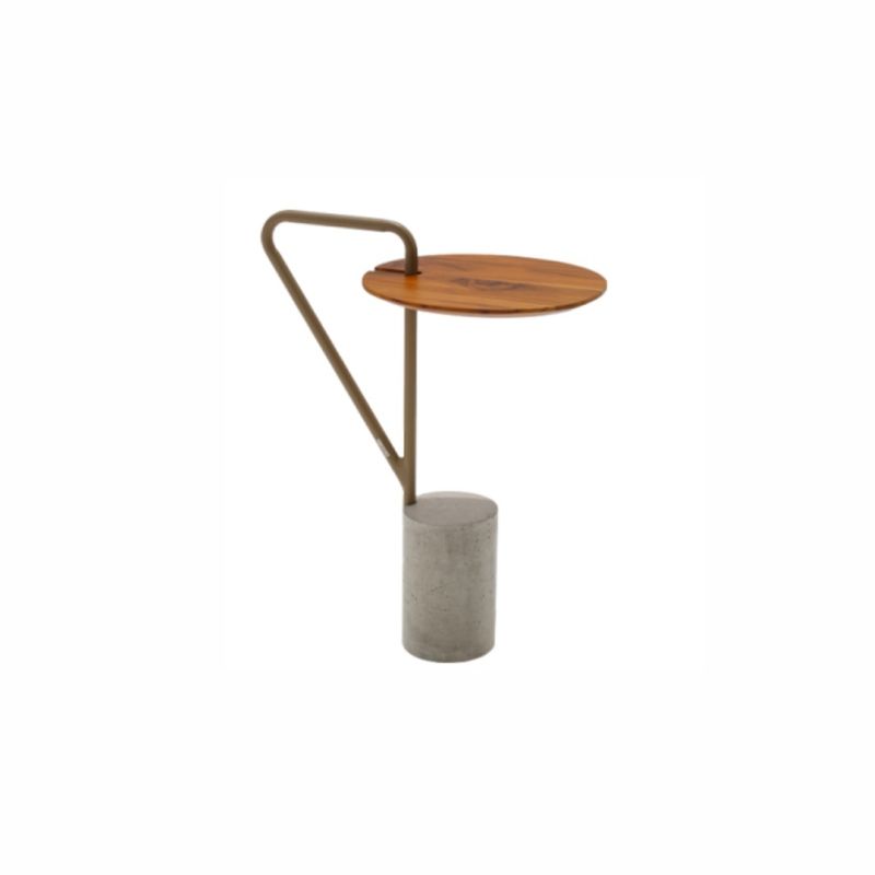 Mesa lateral com tampo de madeira, base de concreto cinza e estrutura de metal.