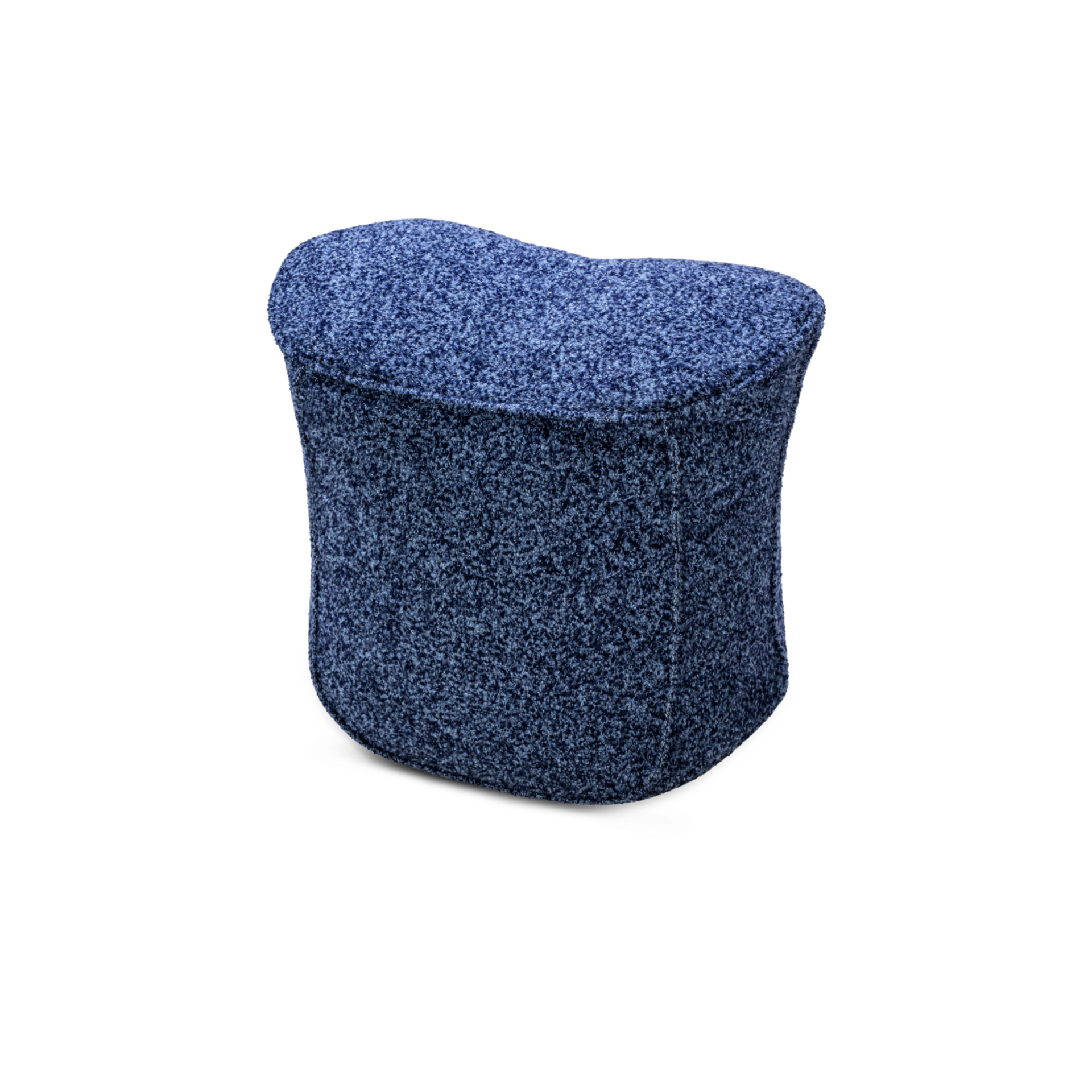 Dois bancos de madeira com almofadas bege. Um é alto e cilíndrico, o outro é baixo e oval.