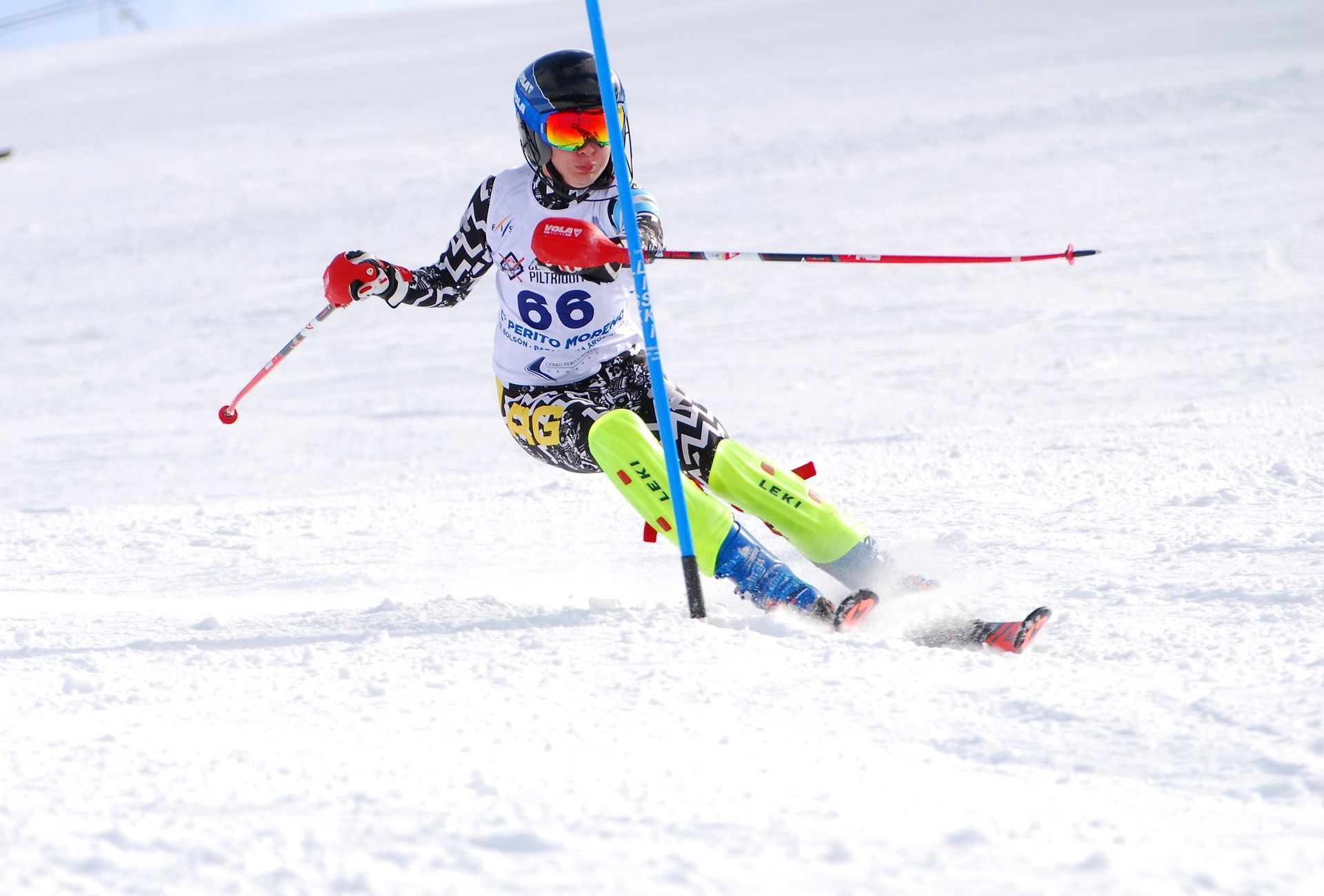 Se está construyendo una casa en la cima de una colina de tierra.