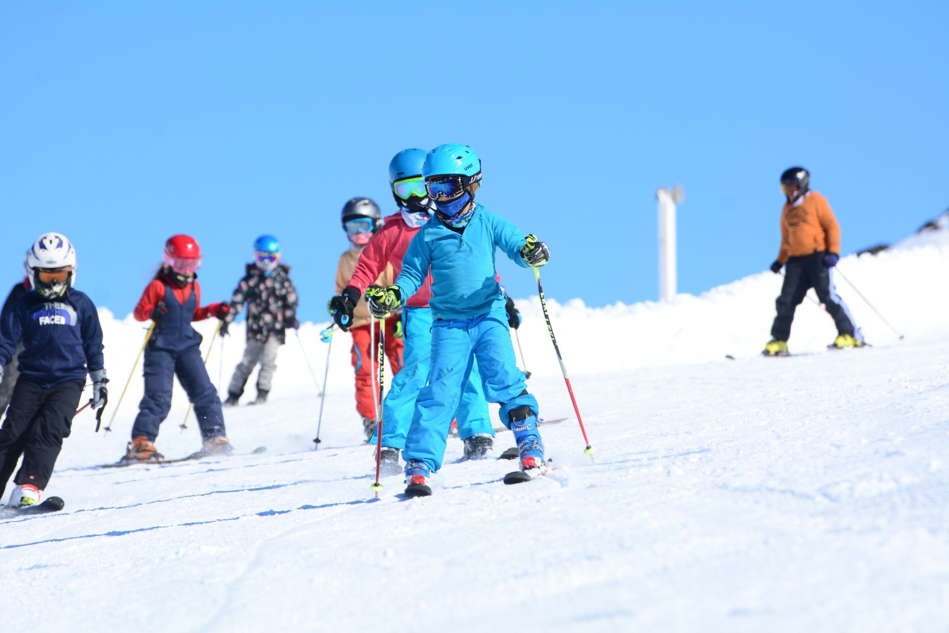 Se está construyendo una casa en la cima de una colina de tierra.