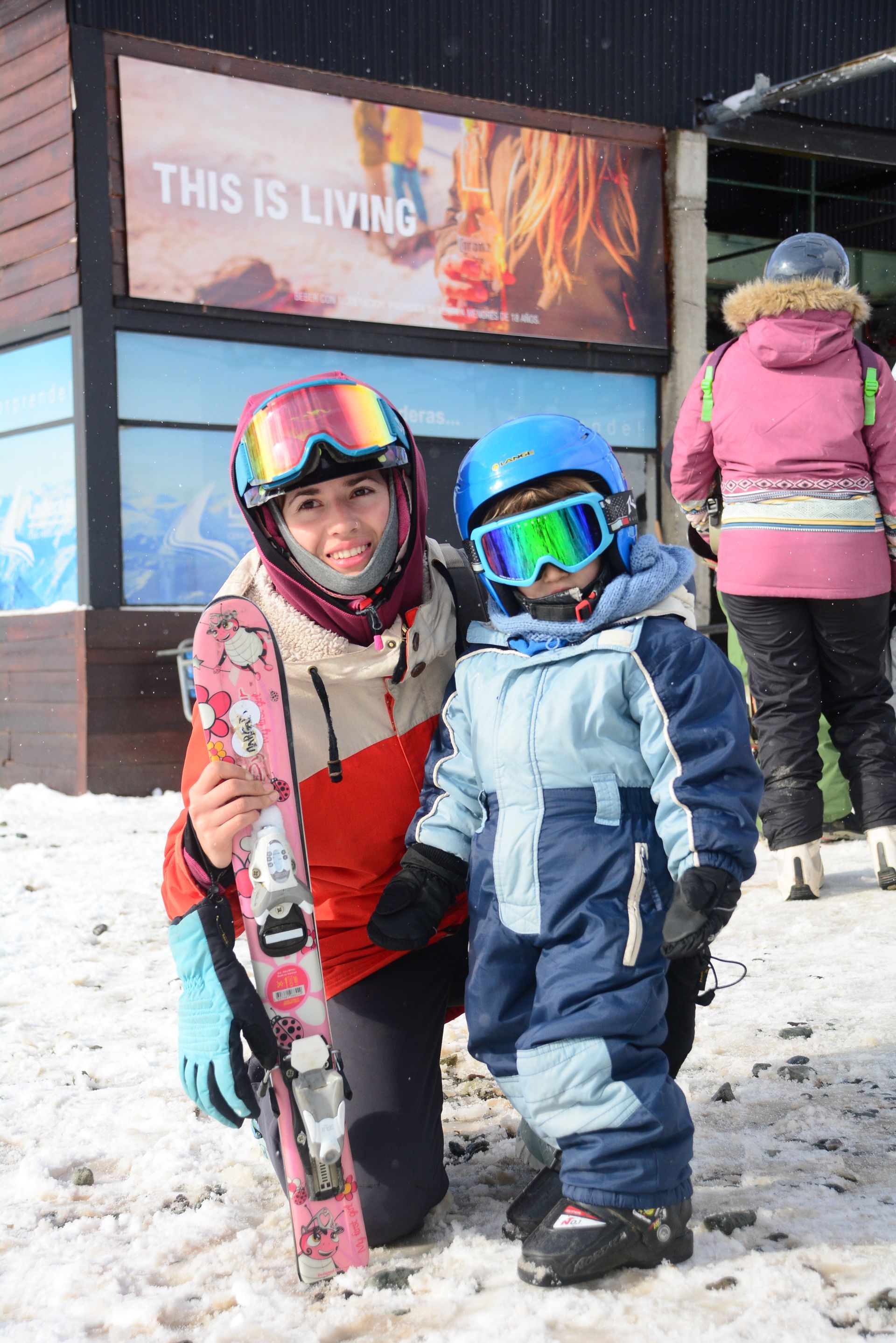 Una mujer y un niño posan para una foto en la nieve.