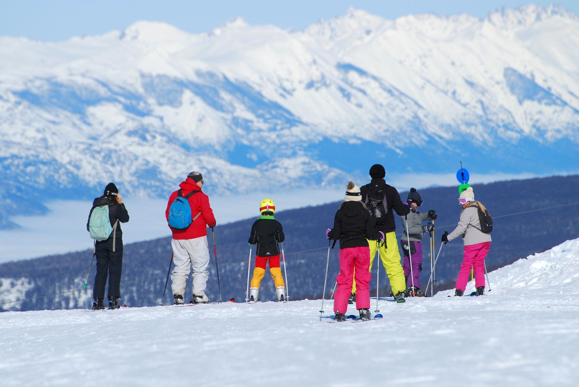 Una vista aérea de una casa en la nieve rodeada de árboles.