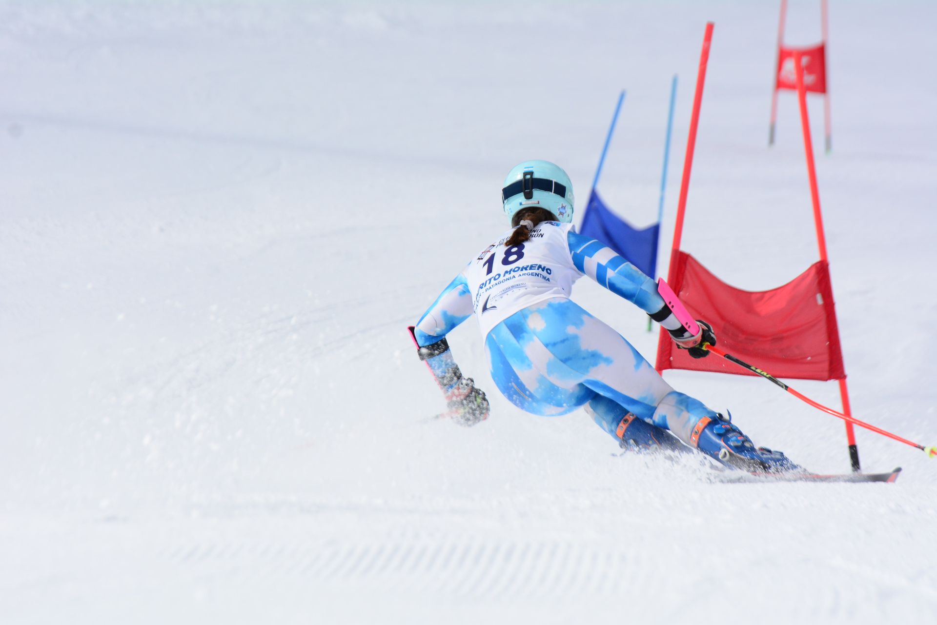 Una vista aérea de una casa en la nieve rodeada de árboles.