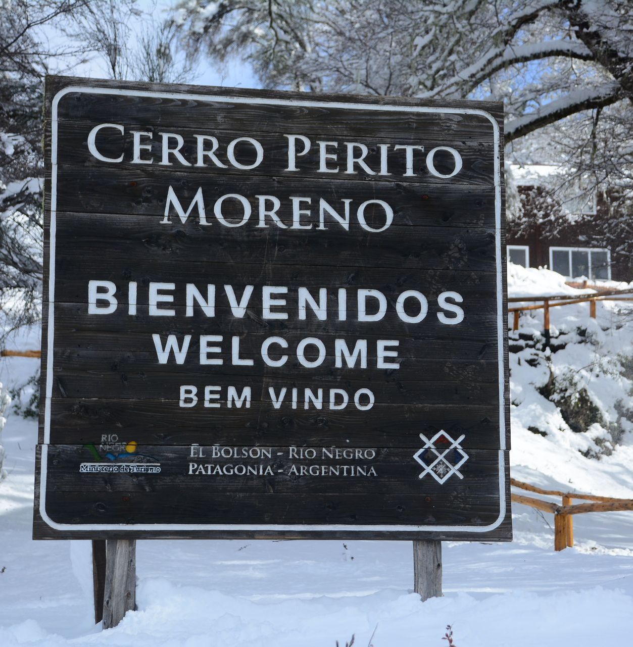 Un cartel que dice cerro perito moreno bienvenidos bienvenidos
