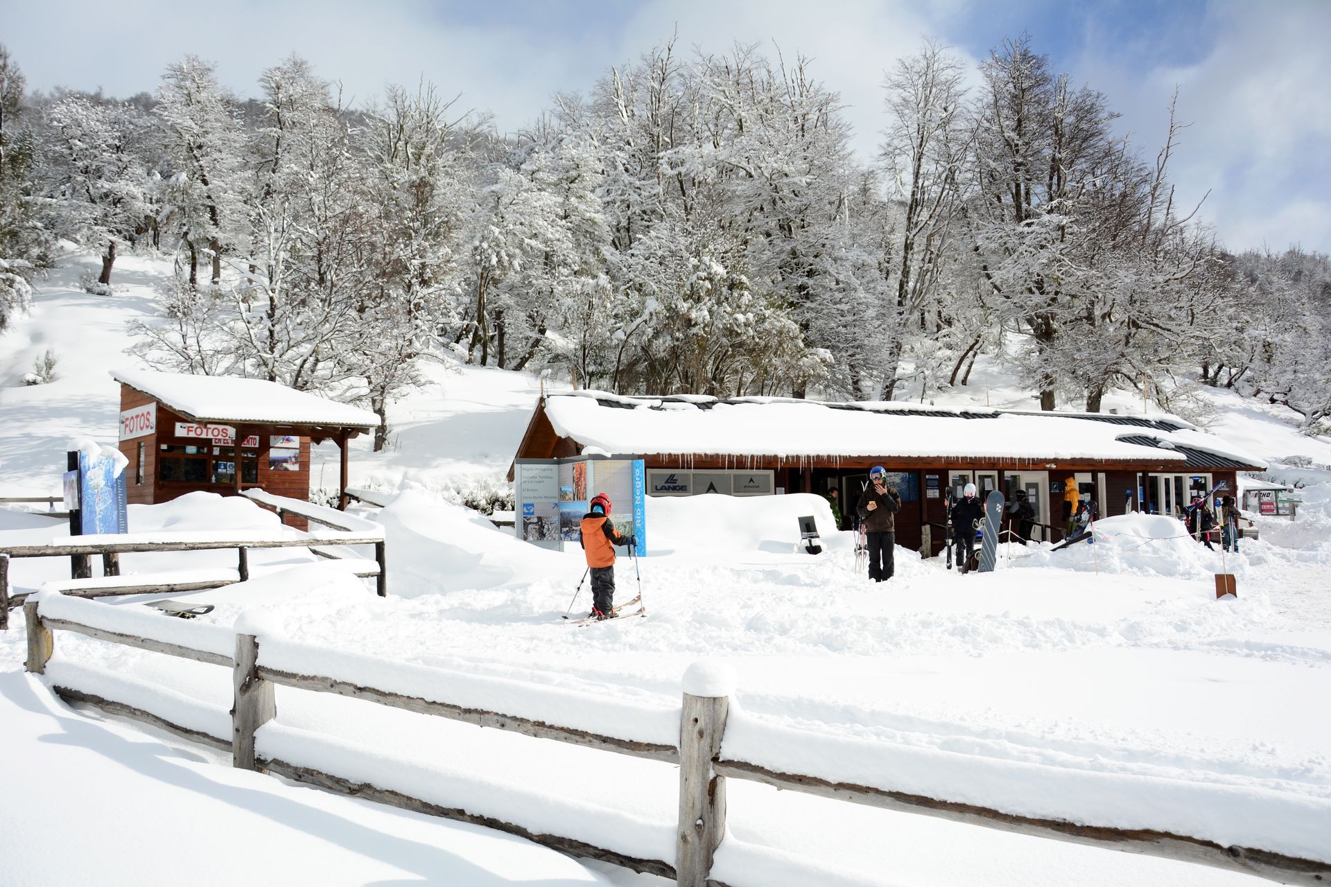 Un dibujo isométrico de una casa con terraza.