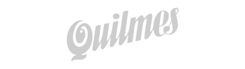El logo de quilmes es gris sobre fondo blanco.