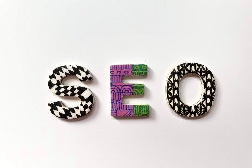 Le mot seo est écrit en lettres colorées sur fond blanc.