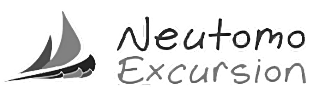 Un logo noir et blanc pour une excursion neutomo avec un voilier dessus.