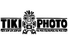 Un logo noir et blanc pour photo tiki avec un tiki dessus.
