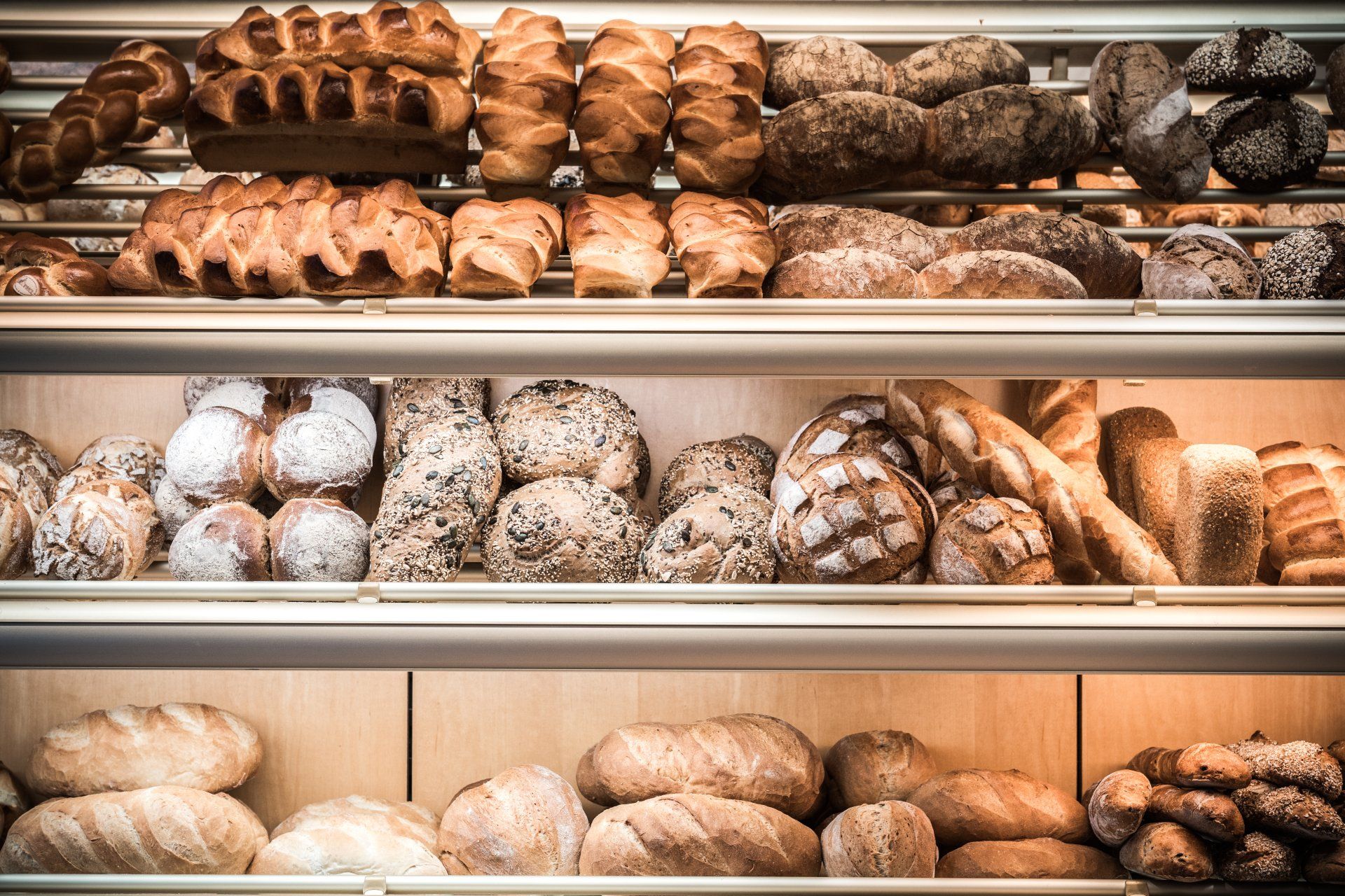 In einer Bäckerei werden verschiedene Brot- und Gebäcksorten ausgestellt.