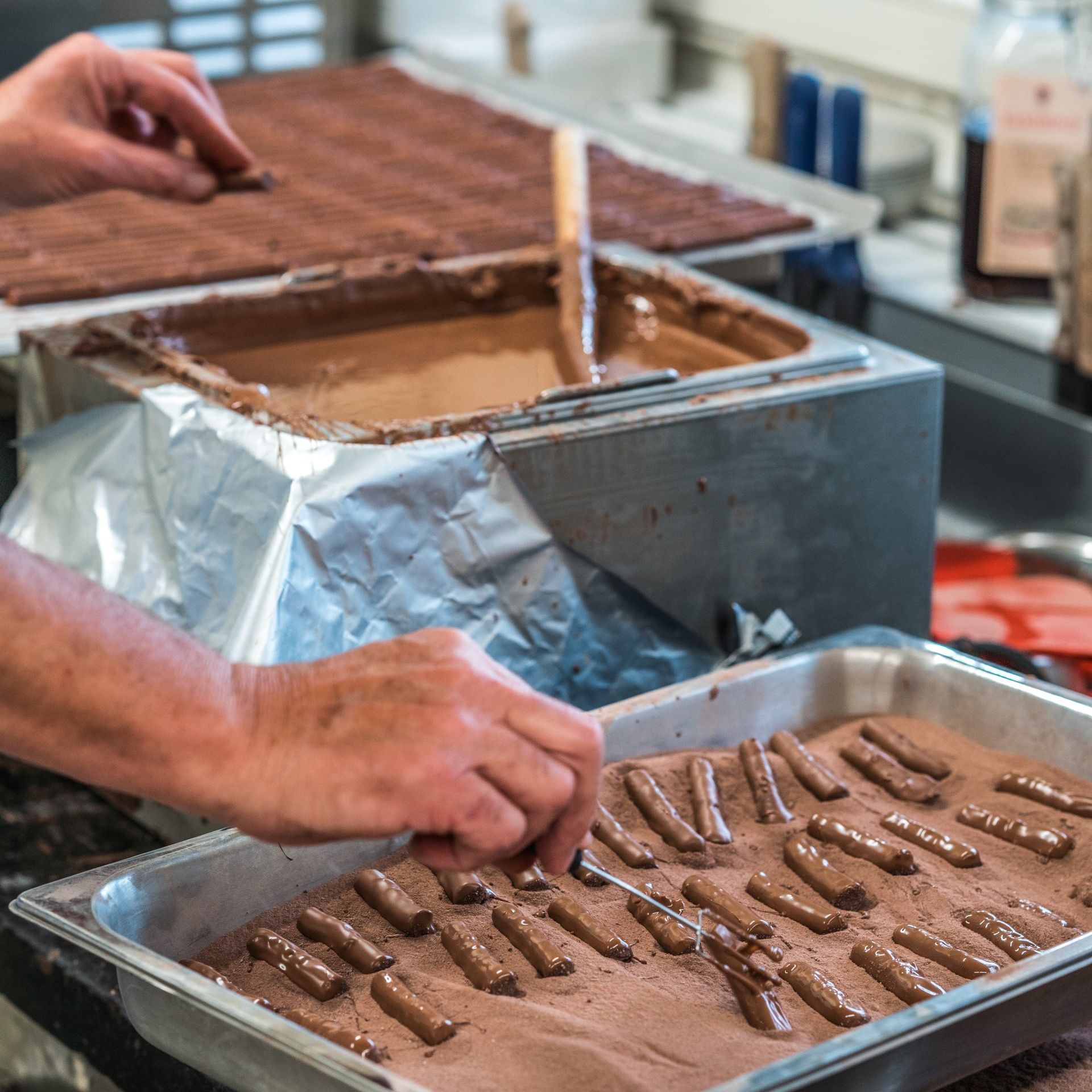 Konditorei Mohler Kirschstängeli in Kakaopulver