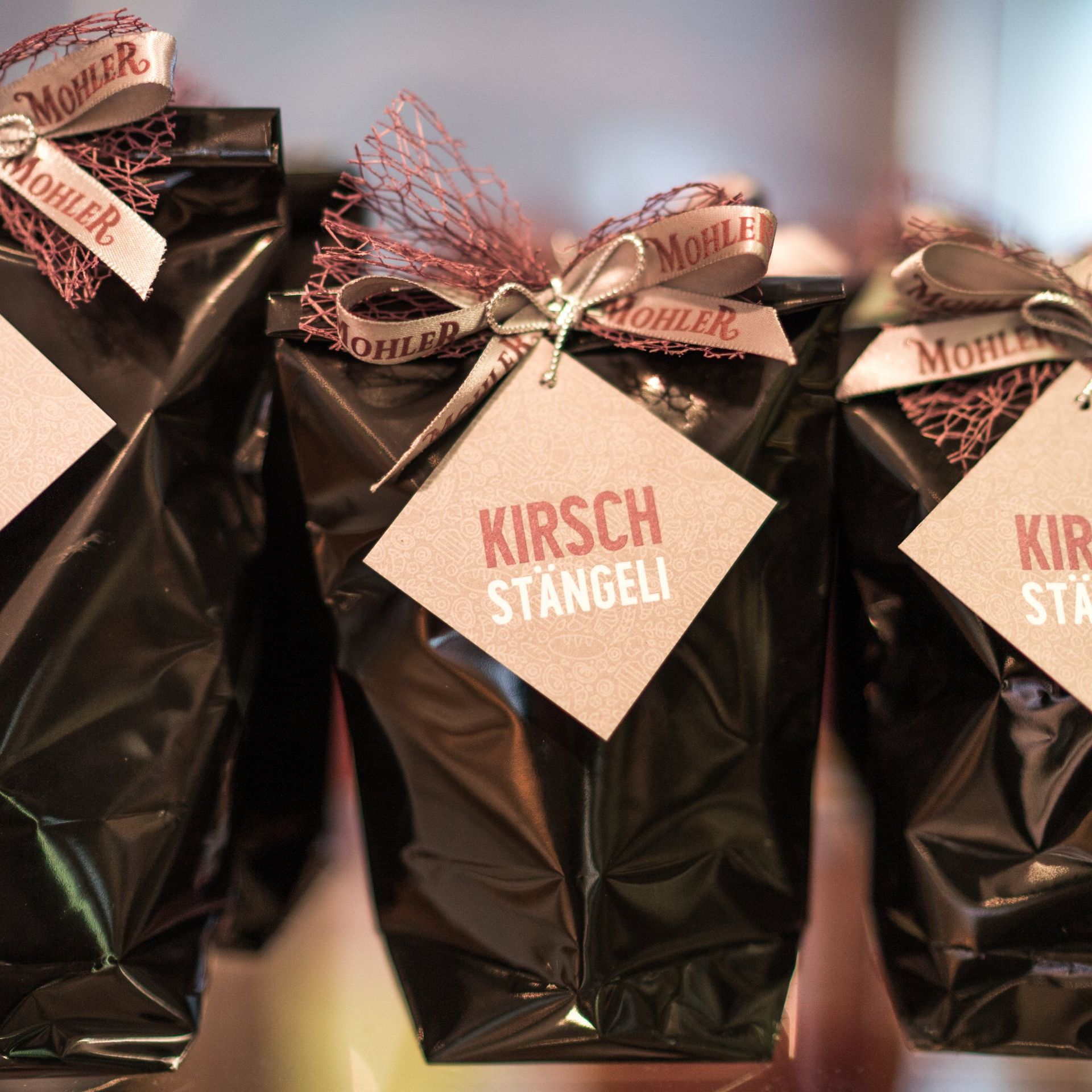 Konditorei Mohler frisch verpackte Kirschstängeli