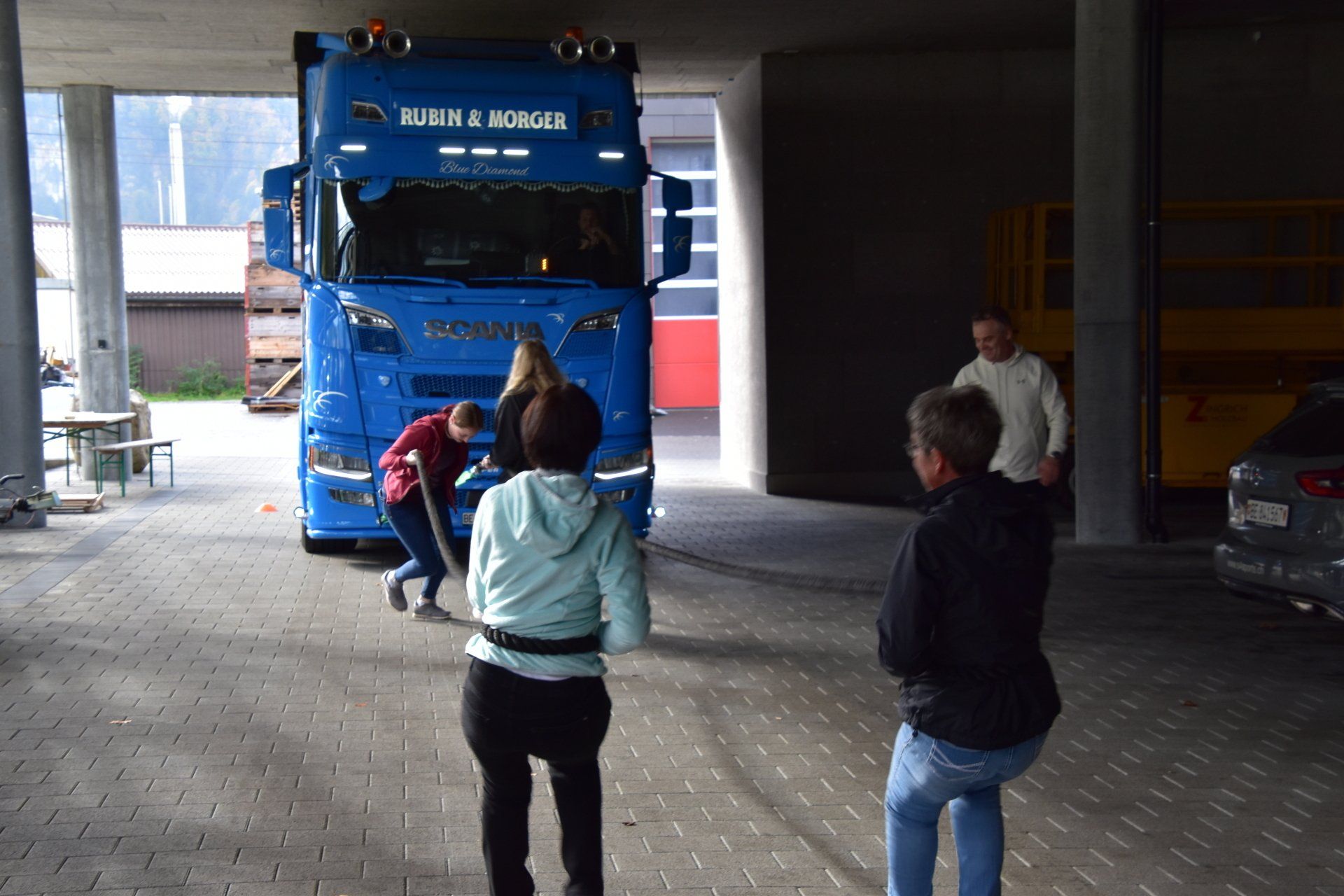 Bild Teamevent Konditorei Mohler Gruppe beim LKW ziehen