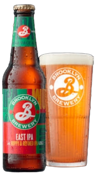 Calice di birra dorata con schiuma, recante il logo 