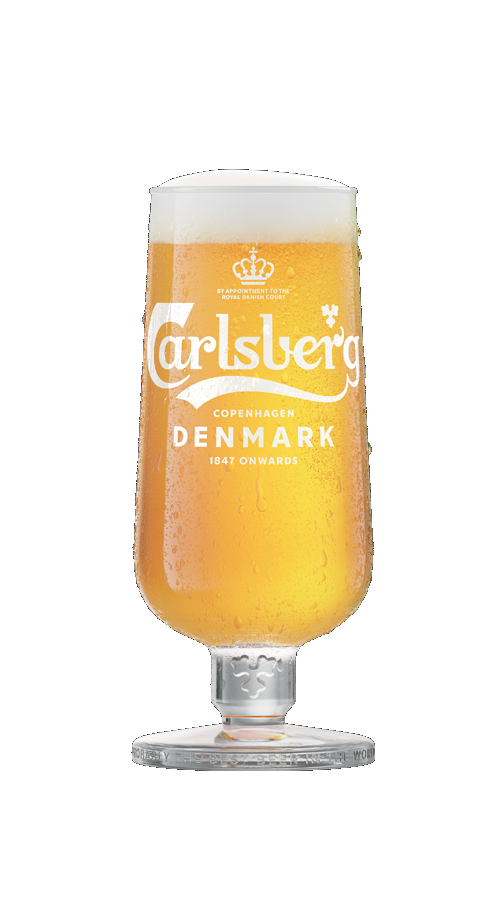 Un bicchiere di birra Carlsberg, dorato con schiuma bianca, con condensa visibile.