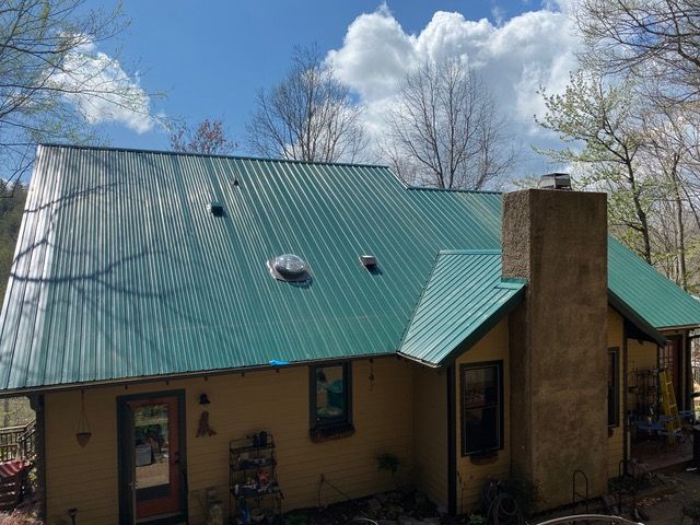 Metal roofing crew working in Hendersonville, NC