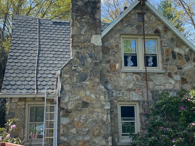Hendersonville roofing company team at work