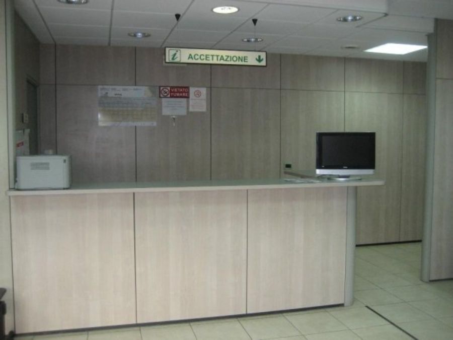 Scrivania accettazione studio dermatologico