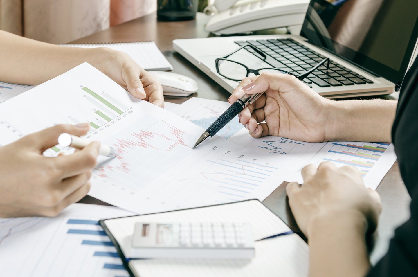 due colleghi consultano dei report