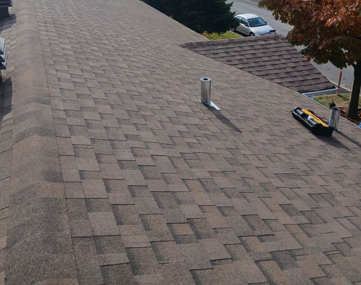 Un toit avec des bardeaux et une boîte à outils dessus