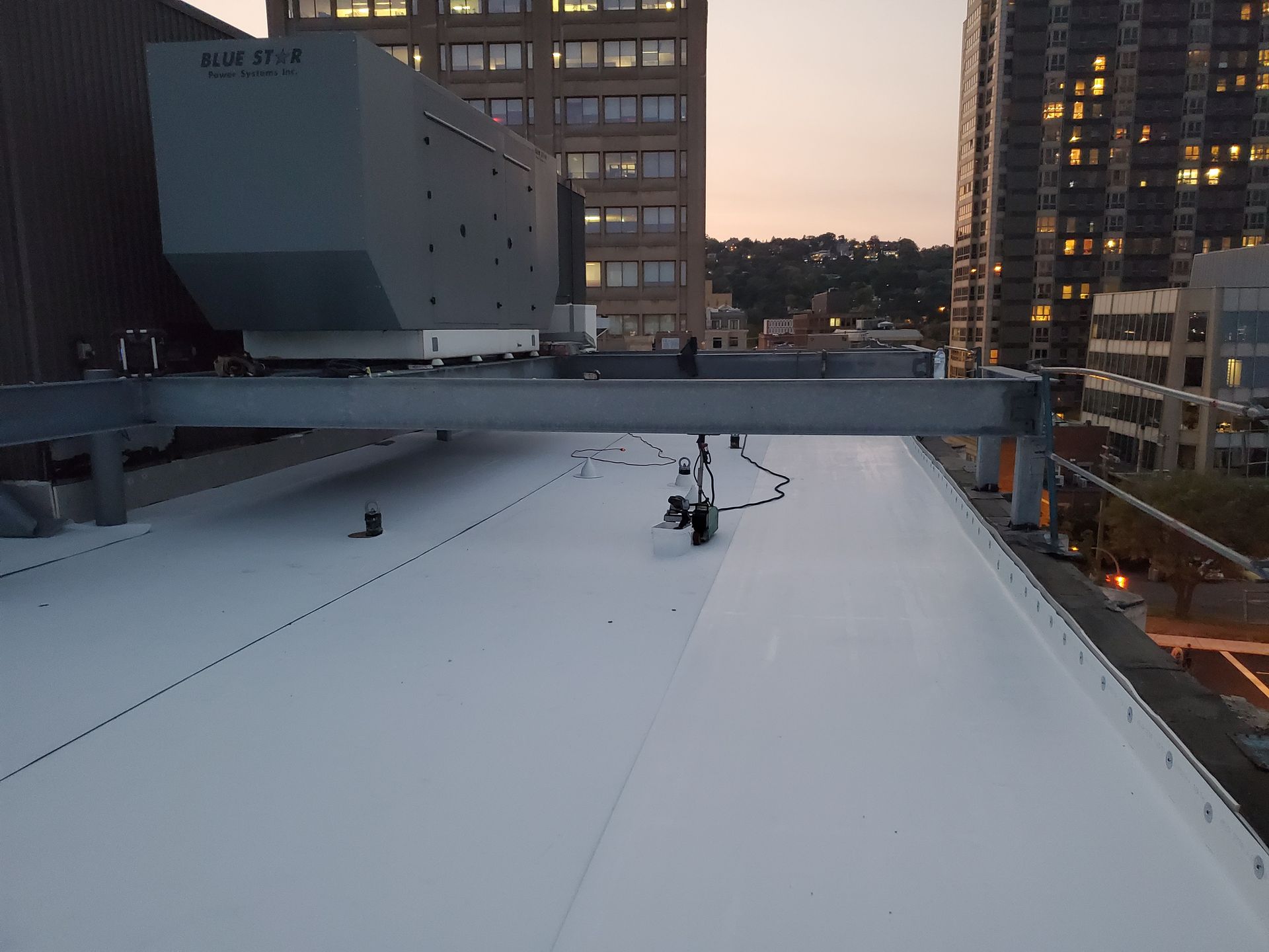 Un toit blanc avec un grand climatiseur dessus.