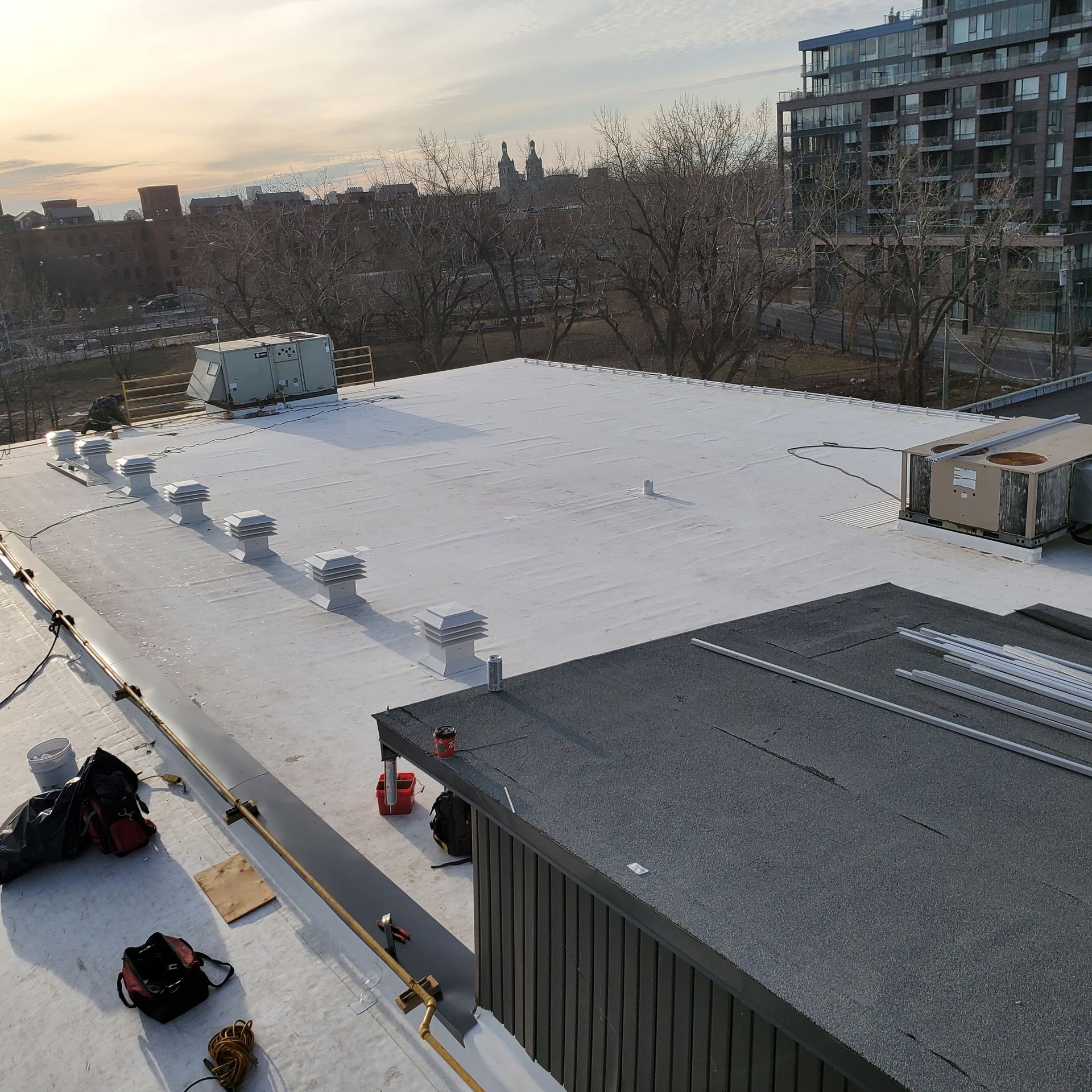 Une vue aérienne d'un bâtiment avec un toit blanc