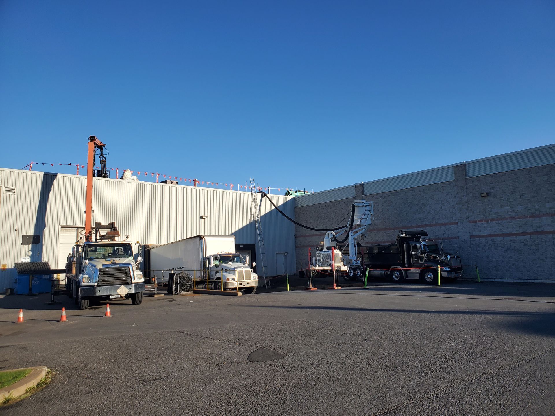 Un groupe de camions est garé devant un bâtiment.