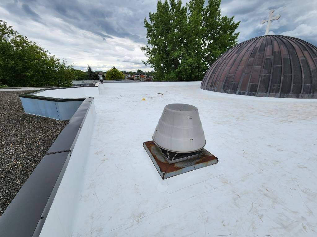 Un toit blanc avec un dôme en arrière-plan