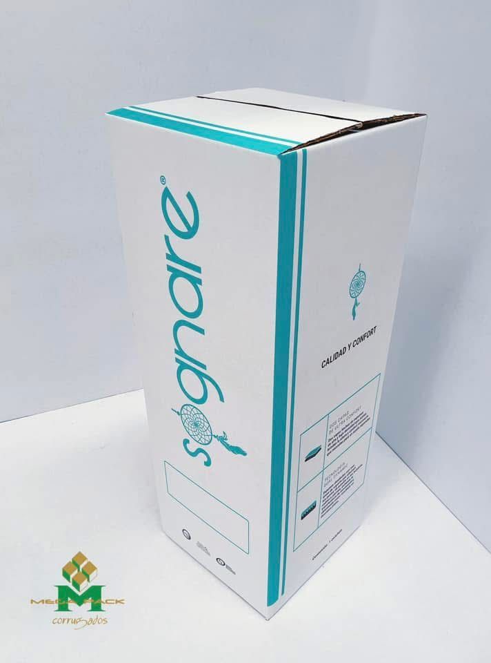 Caja de producto SognaRe blanca con detalles y logotipo en turquesa.