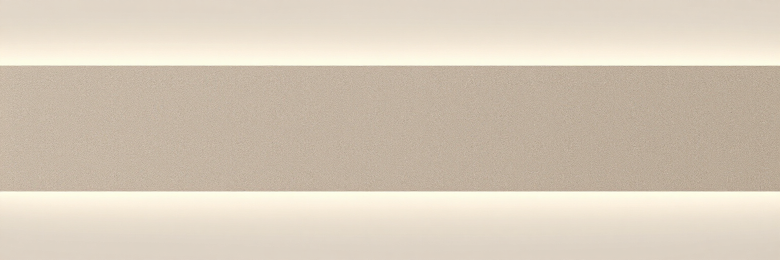 Pared de color beige con textura, con un borde horizontal blanco y una iluminación suave.