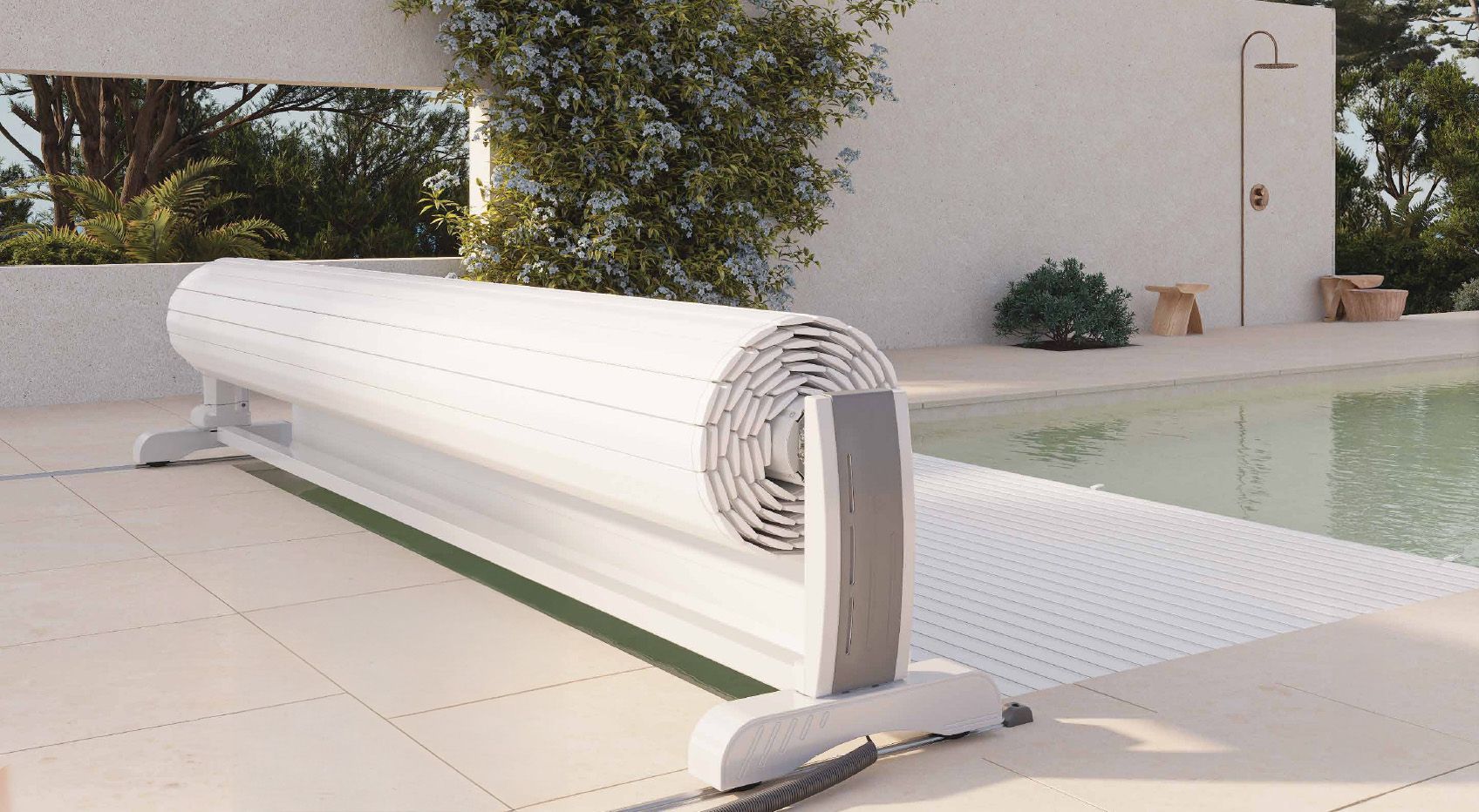 Un volet roulant blanc est posé à côté d'une piscine.