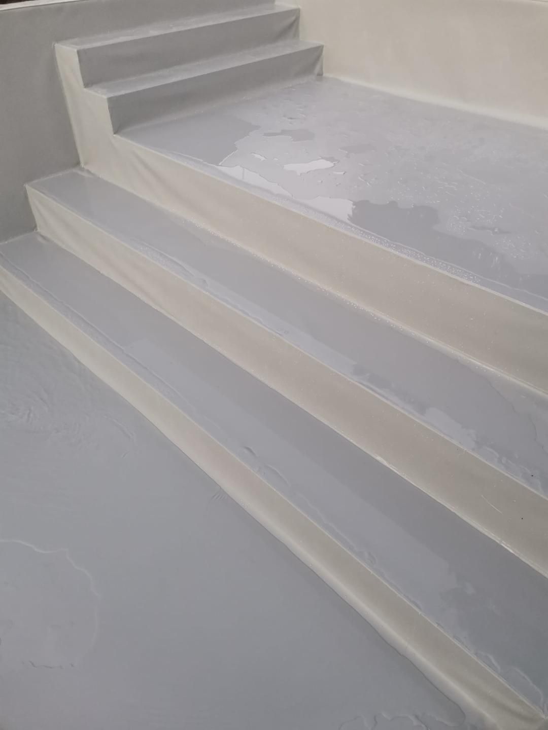 Un gros plan d'un escalier menant à une piscine.