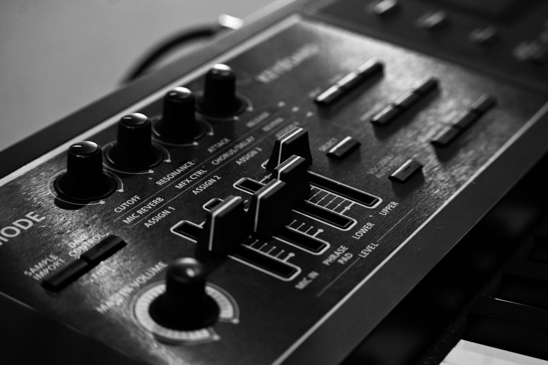 A black and white photo of a mixer with the word mode on it